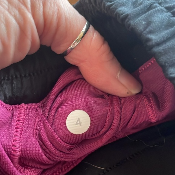 LULULEMON Speed Up Short - size womens 4 - Picture 13 of 13
